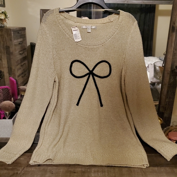 LC Lauren Conrad Sweaters - Cute bow sweater, with metallic gold detail